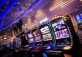 Pemain menggunakan perangkat mobile untuk mengakses layanan togel online dan casino digital