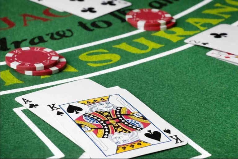 Pengguna menikmati live casino melalui perangkat mobile dengan tampilan responsif dan interaktif