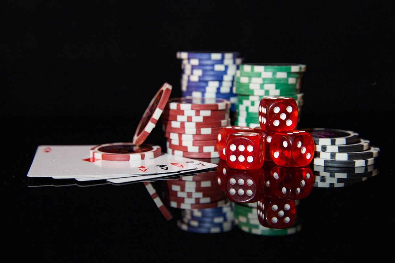 Simbol keamanan data dan proteksi privasi pengguna slot games di platform digital